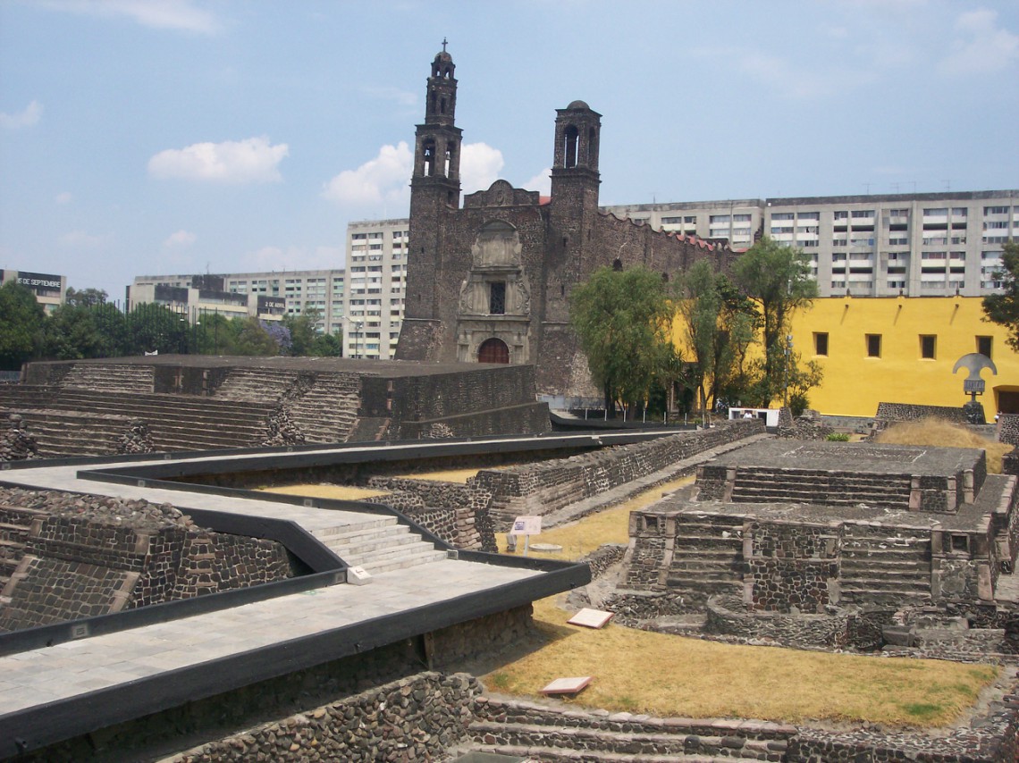 Plaza-de-las-tres-culturas