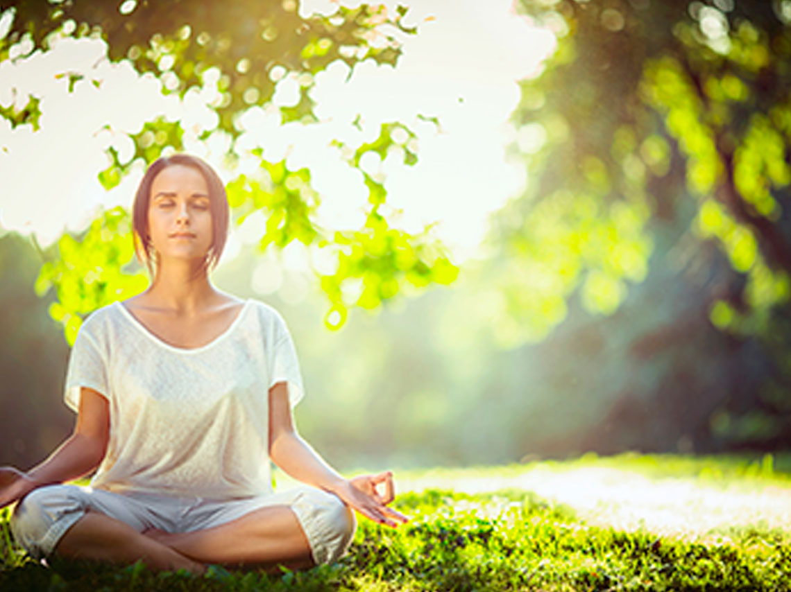 Date una vuelta en el bazar, mira los cojines, ropa para meditar , toma una clase de yoga, meditación y come en el brunch del bazar holístico.