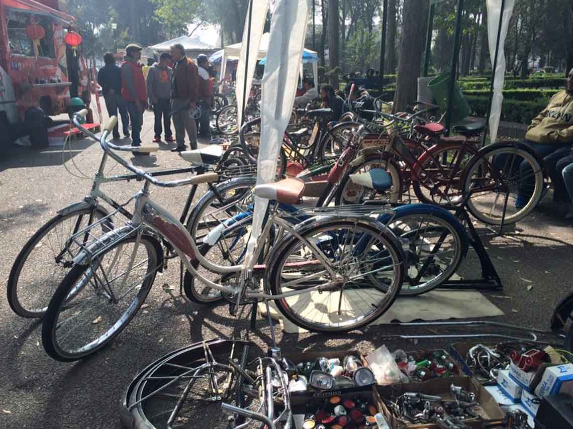 Cada dos meses se organiza este mercado del trueque de bicis, aquí puedes ir e intercambiar piezas, ruedas, sillas, accesorios, en fin.