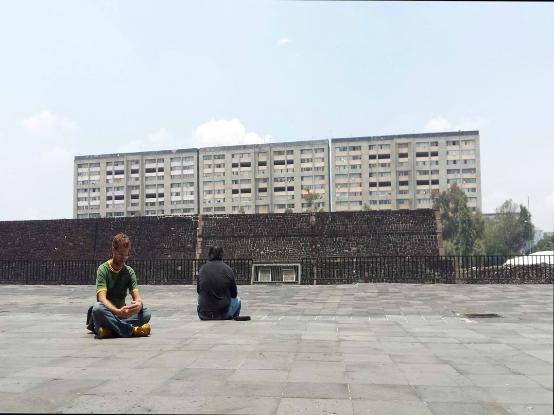 ¿Cuántos cuerpos tirados caben en la Plaza de las Tres Culturas?