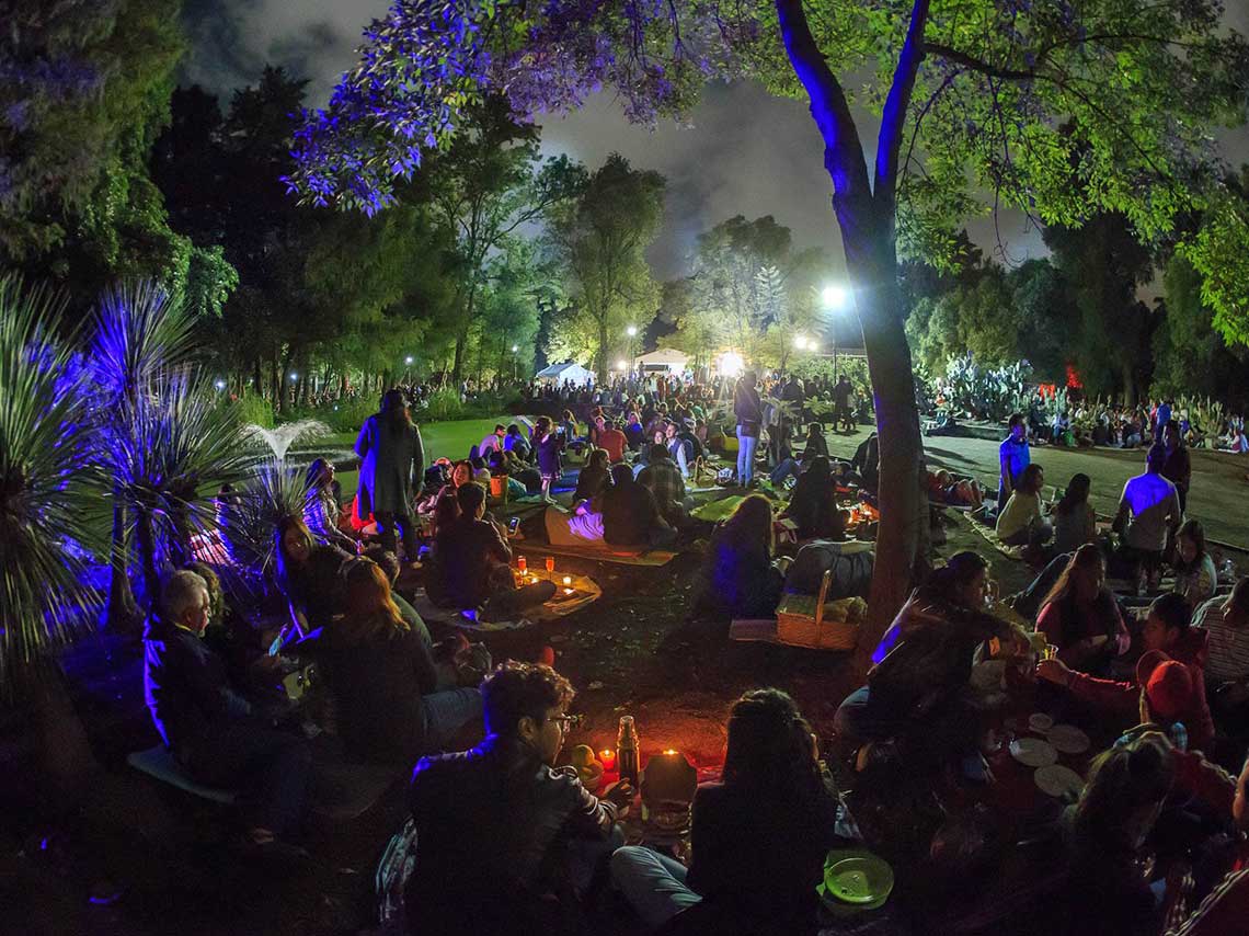 Paseo nocturno y picnic en Chapultepec durante diciembre