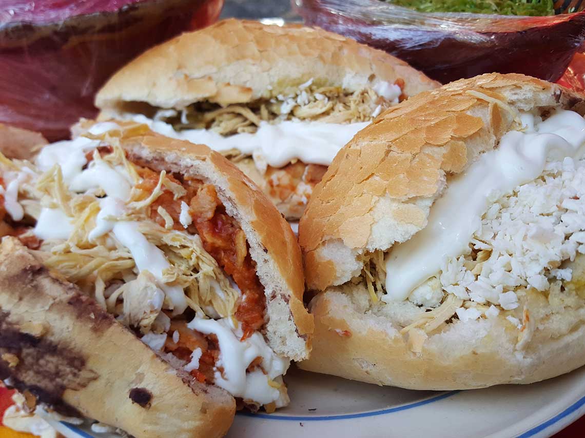 En la esquina del chilaquil encontrarás la Torta de chilaquiles de cochinita, pollo empanizado, deshebrado o la bomba