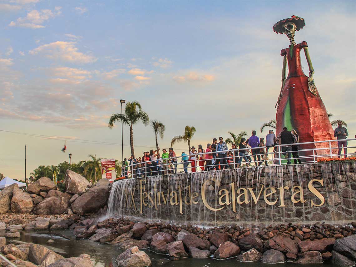 El Festival de Calaveras en Aguascalientes, rompe con todo lo tradicional, lanza la casa por la ventana y festeja a lo grande por 10 días. 