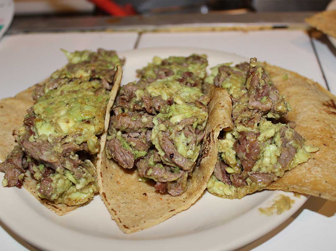 Los Sifones: tacos de aguacate con carne y tortilla cuadrada