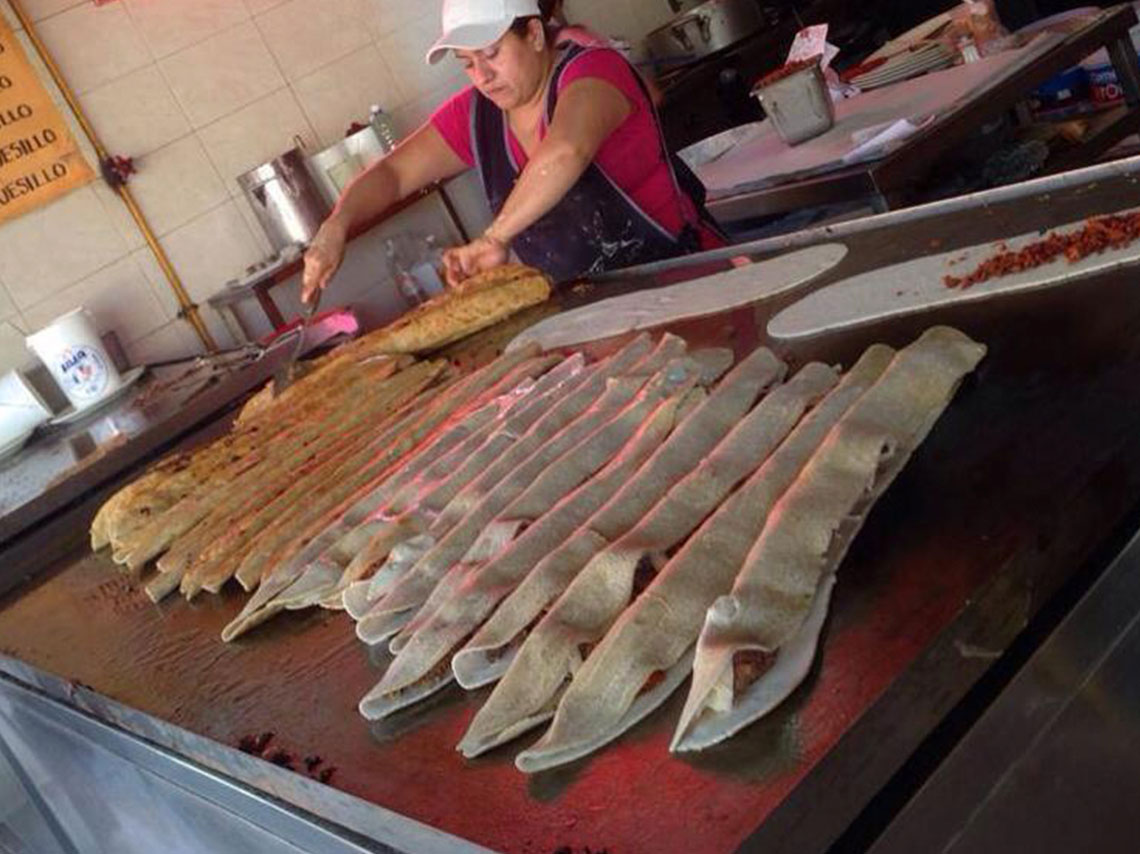 En los Machetes de Amparito las quesadillas gigantes y machetes de 65 centimentros están rellenos de 16 guisados, como papa, picadillo y chicharrón.