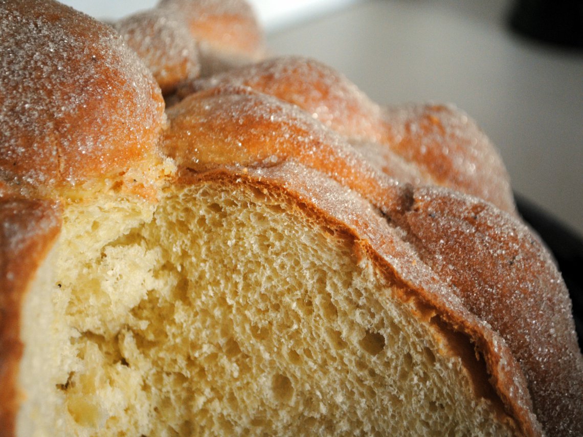 De café, chocolate y pan de muerto