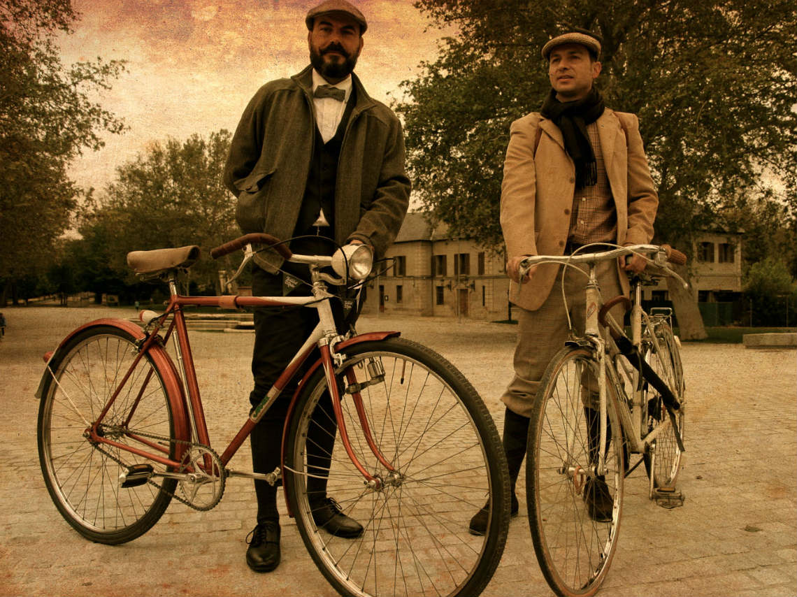 Rodada de bicis antiguas en el Monumento a la Revoulción