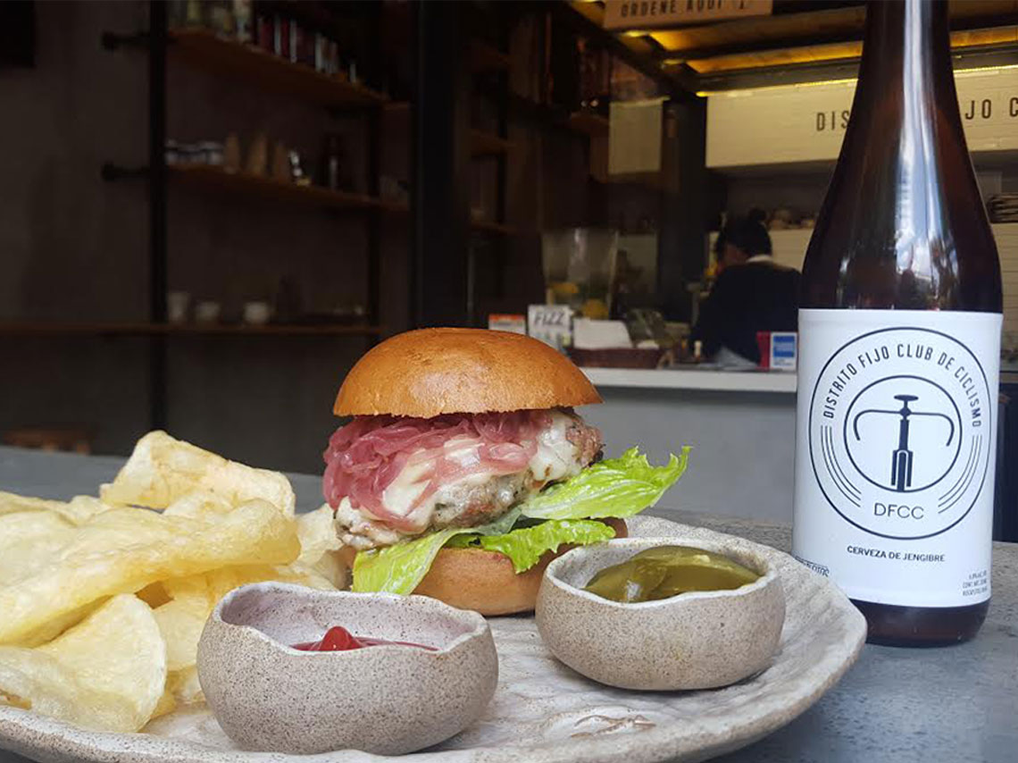 Distrito Fijo es una tienda de bicis, cafetería y taller en un solo lugar. Te hacen tu bici a la medida y de paso te comes una hamburguesa. 