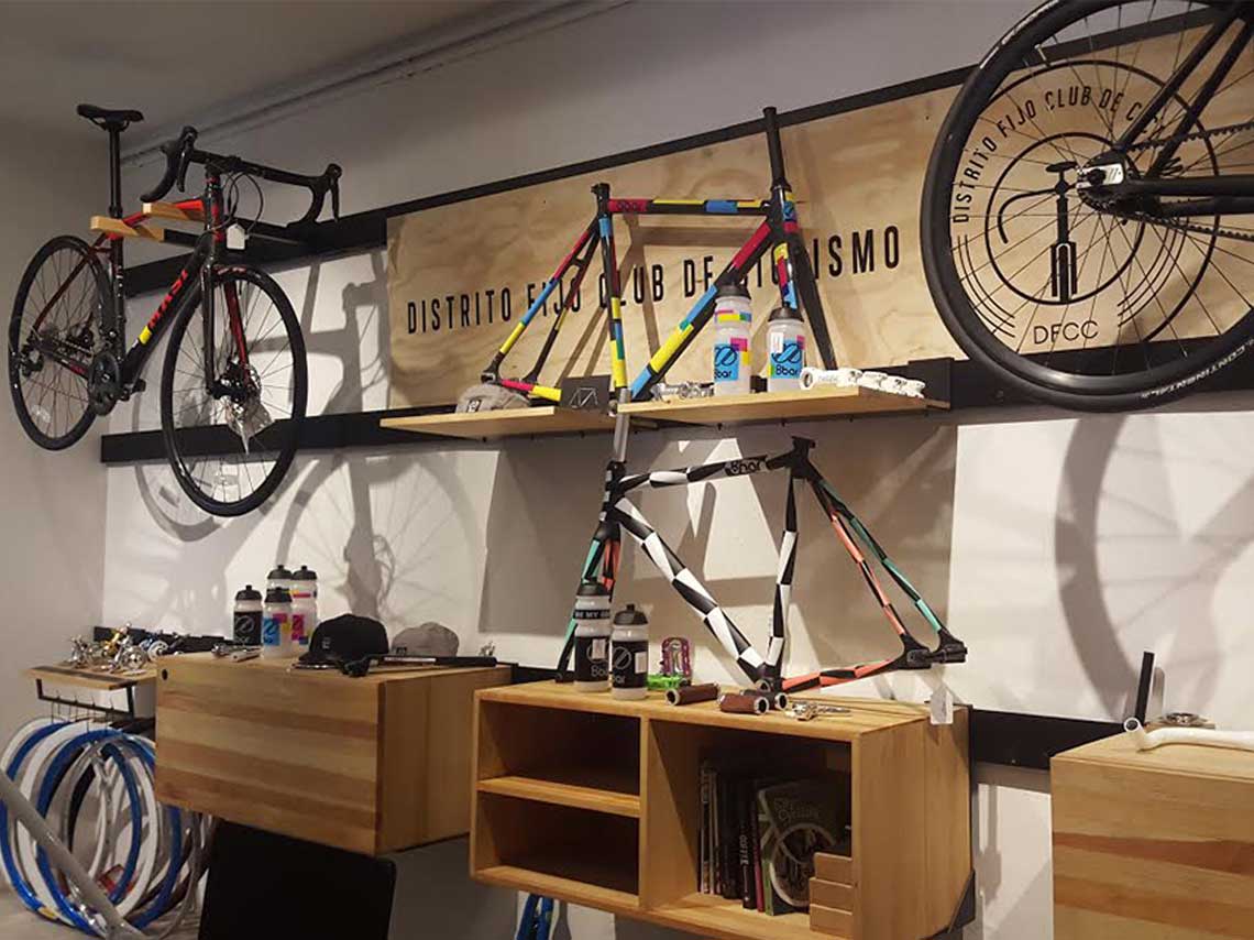 Distrito Fijo es una tienda de bicis, cafetería y taller en un solo lugar. Te hacen tu bici a la medida y de paso te comes una hamburguesa. 