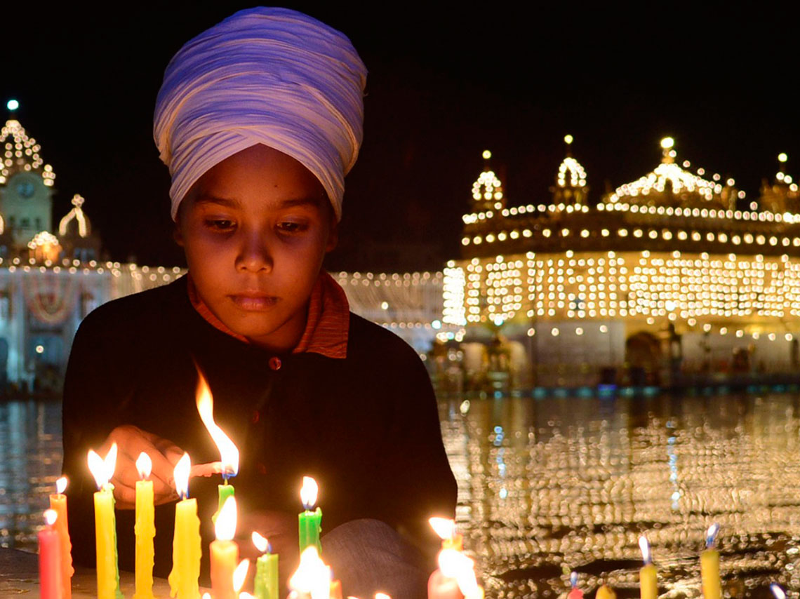 Enciende las velas y mira cómo cada país rinde tributo a sus muertos y vive las celebraciones de día de muertos en el mundo de forma diferente.