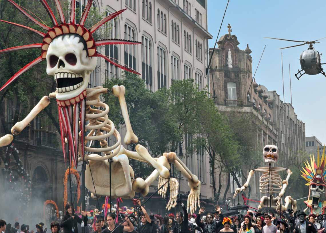 Desfile de Día de Muertos al estilo 007 en la Ciudad de México
