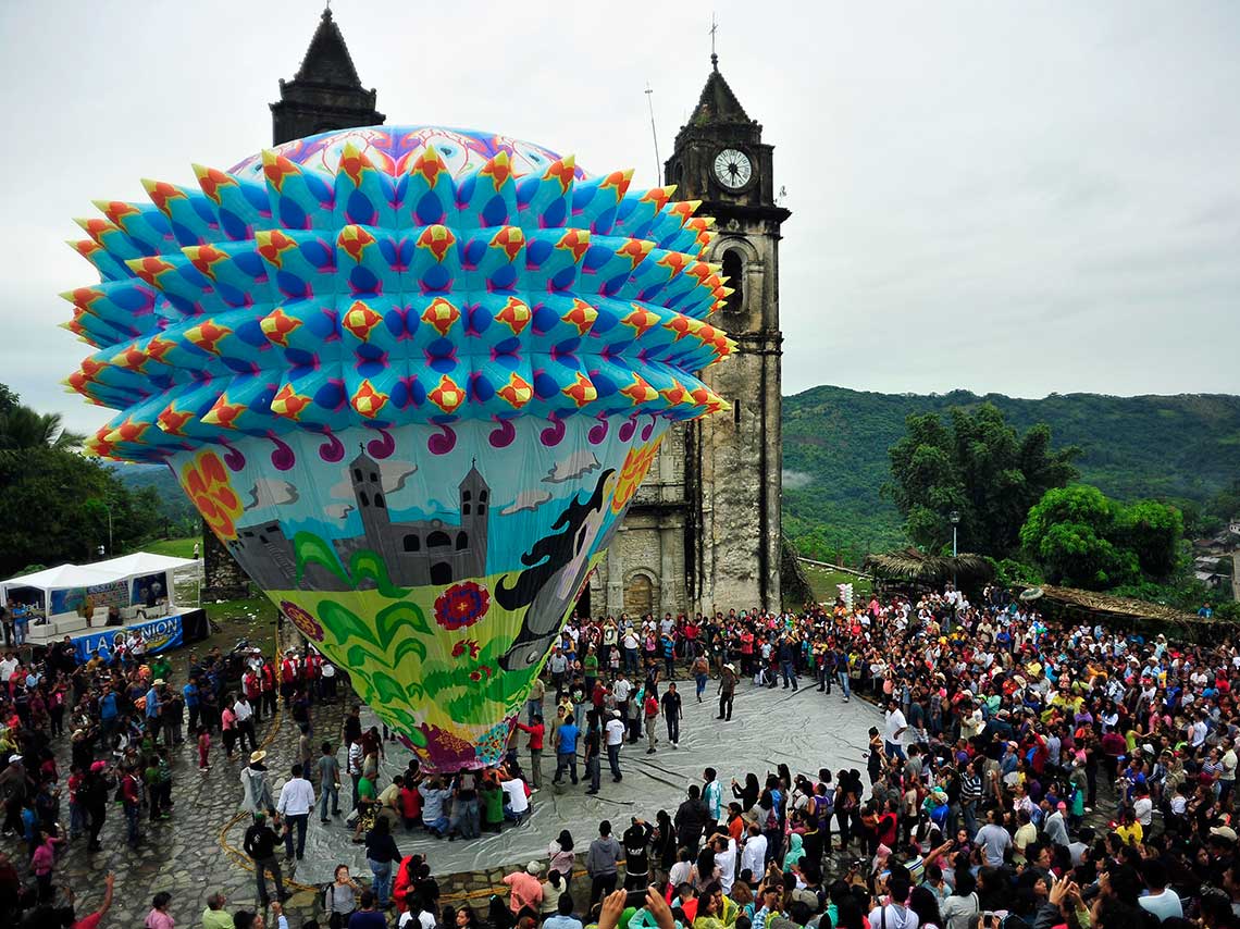 El cielo se ilumina de colores con este Festival de Globos de papel en Veracruz, los globos son gigantes y llegan a medir hasta 20 m de alturas. 