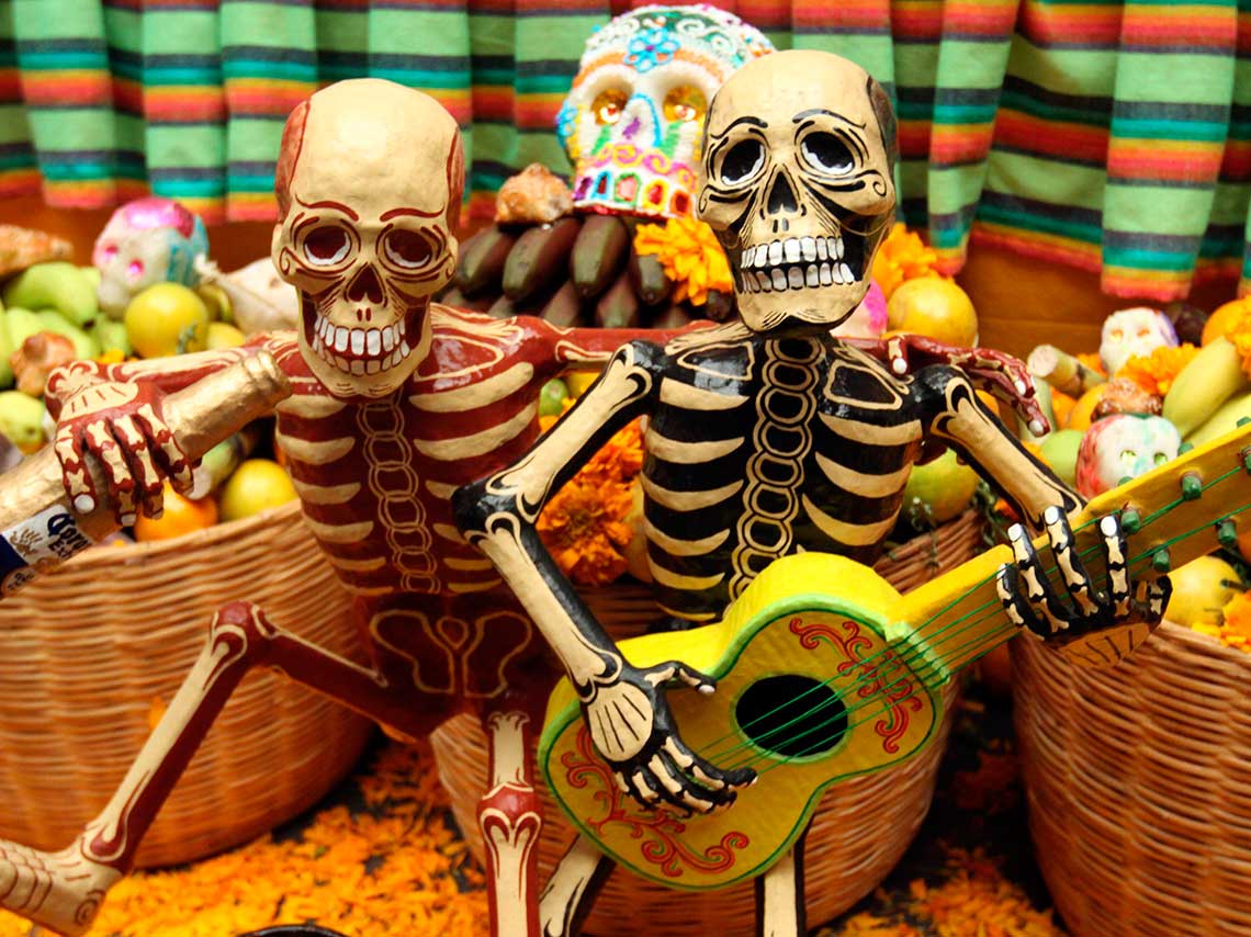 En la noche de muertos en las Estacas, conoce cómo es que otros países festejan a sus muertos, pasear en lancha por el río y cenar el buffet con mariachis