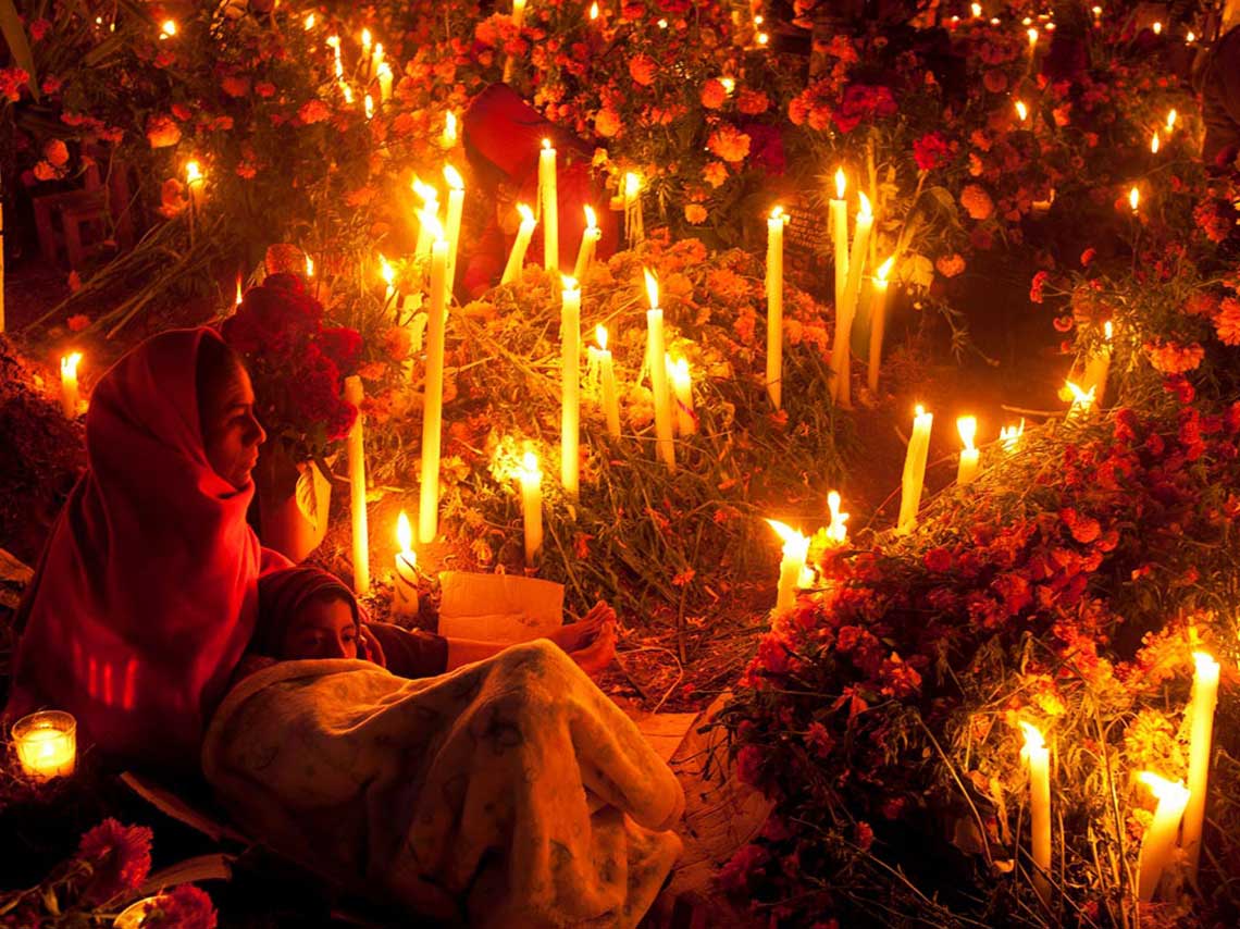 Vive la magia y las tradiciones que inundan el día de muertos en Pátzcuaro y sus alrededores. La ciudad de llena de comida, música y veladoras. 