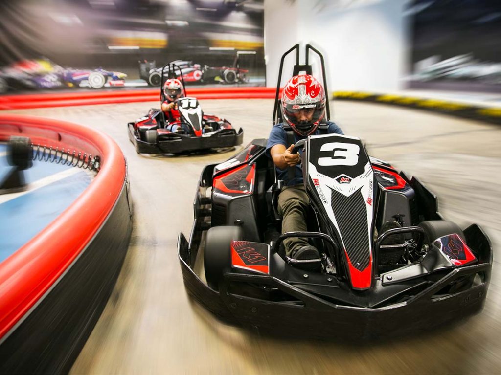 K1 Speed: Experimenta la emoción del automovilismo bajo techo