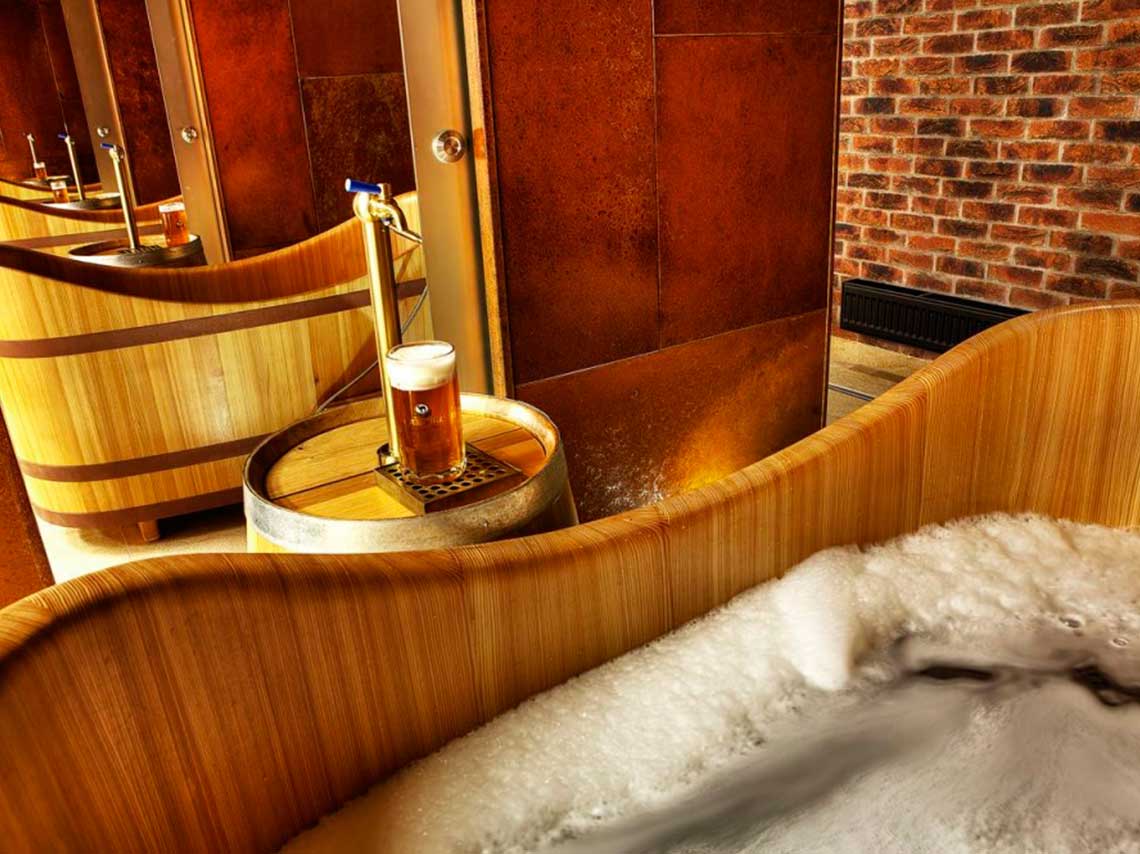 En este spa de cerveza te sumergirás en un barril con cerveza, te darán un masaje y baño, acompañado de degustación de cerveza artesanal. 