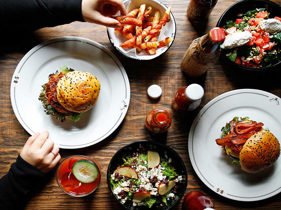 Si la flojera es más grande que el hambre Uber te trae la comida a tu casa con la app “Uber eats” No importa el tipo de antojo que tengas. 