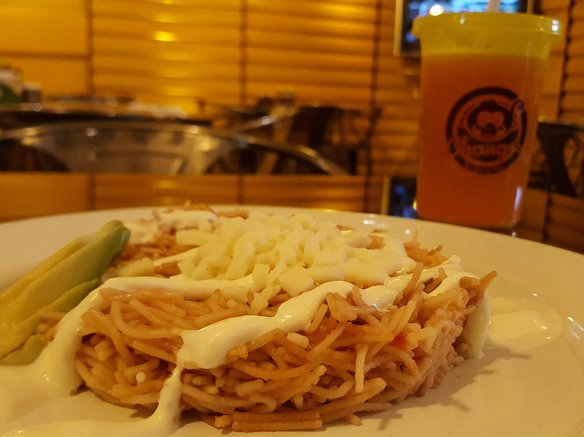 Changos, el restaurante para niños tiene salita de cine, alberca con pelotas, mesa de futbolito, tele con xbox, pared de escalar y menú para adultos. 