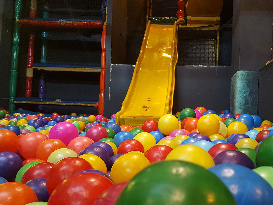 Changos, el restaurante para niños tiene salita de cine, alberca con pelotas, mesa de futbolito, tele con xbox, pared de escalar y menú para adultos. 