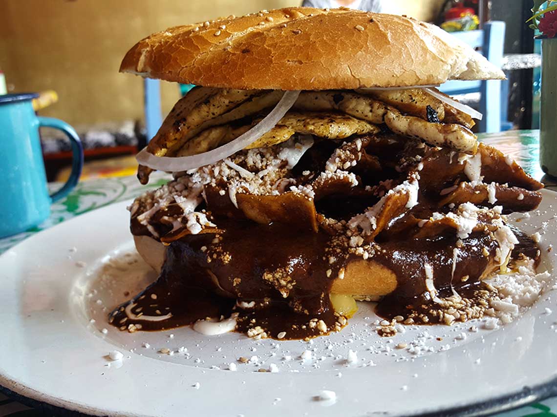 Chilakillers: torta de chilaquiles en salsa de mole o aguacate