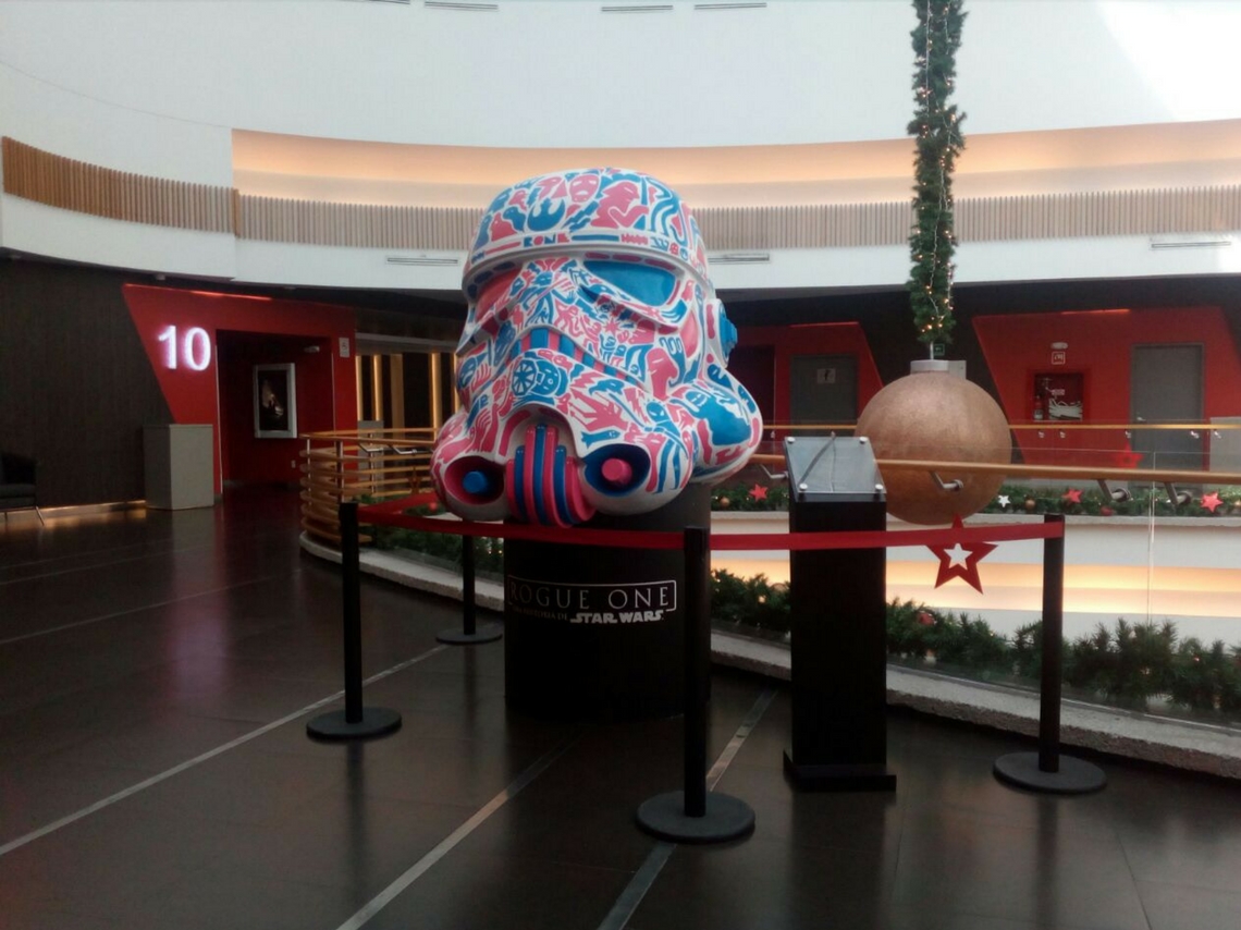 Exhibición de cascos de Stormtrooper gigantes