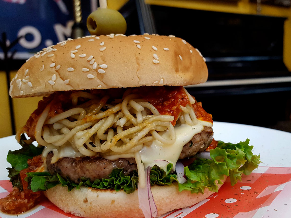 Burgerama: hamburguesa con pasta a la boloñesa o salchichas