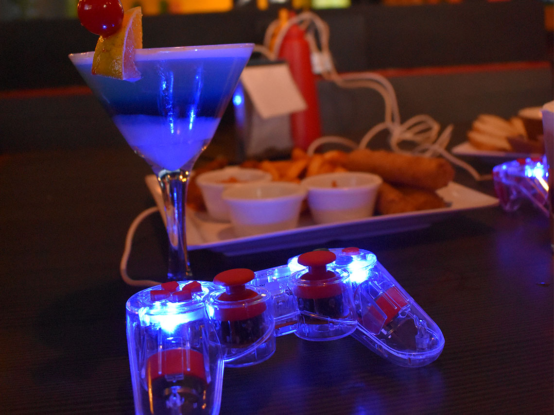 Un bar donde la consola esta en tu mesa, tienes una tele para ti solito y puedes jugar videojuegos mientras tomas en Checkpoint Game Bar