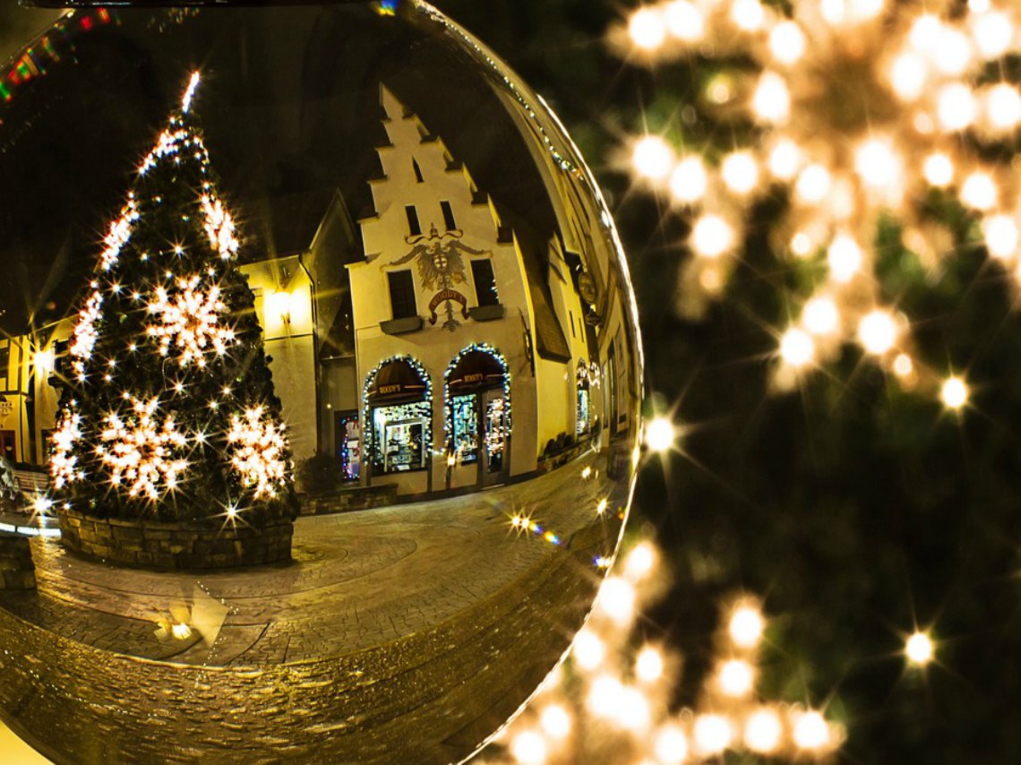 Navidad en el Centro Histórico, esferas, coronas y árboles.