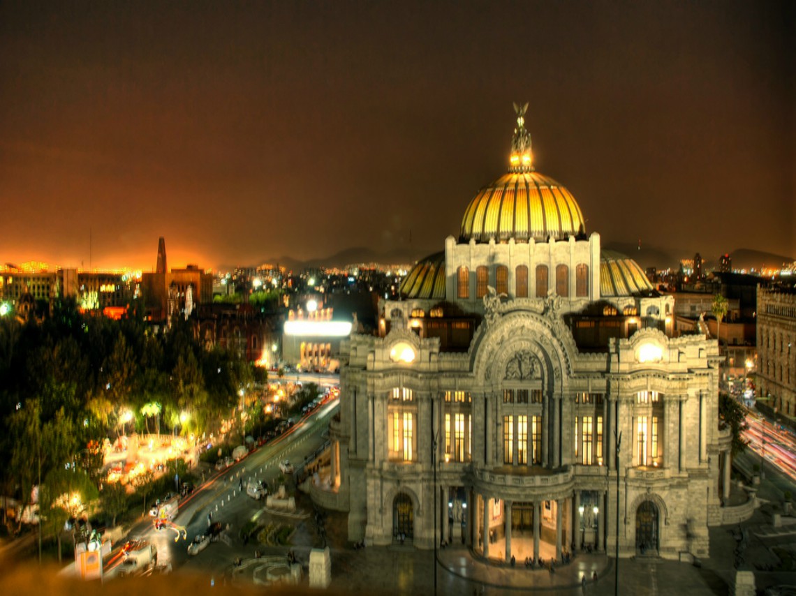 Palacios iluminados en el DF