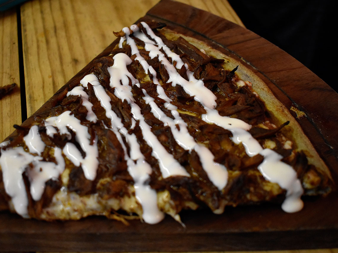 En Pixzaa tienen pizza de masa azul con sabores como nopales, chapulines, enchiladas potosinas, esquites o nutella. 