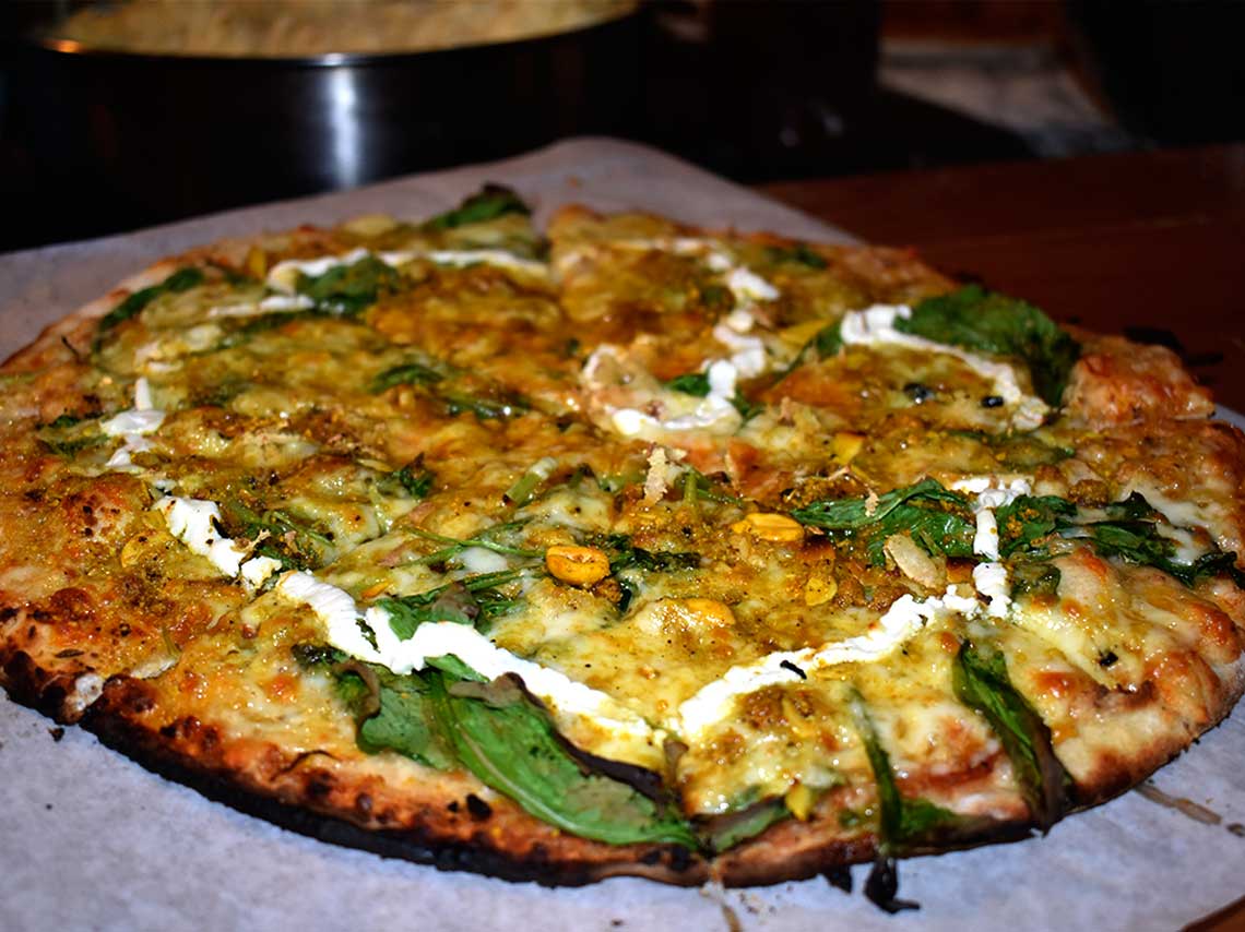 Pizzas artesanales con ingredientes de autor, preparadas con momento con 5 quesos, salsa de cerveza y vino en Pizzas Nosferatu. 