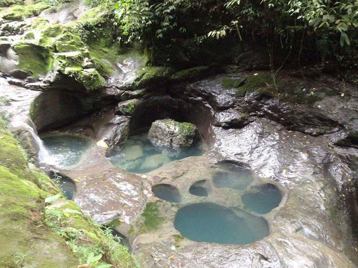 Buscamos cinco actividades y atracciones ecoturísticas en Puebla como sumergirte en una poza con forma de pata de perro, explorar el interior de una gruta