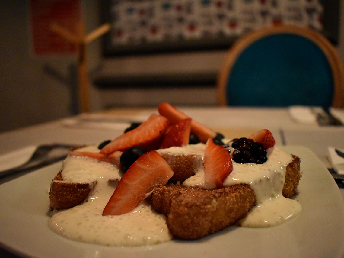 Come en un restaurante de comida francesa tradicional, L´appart es un lugar ambientado como si fuera un departamento Francés 