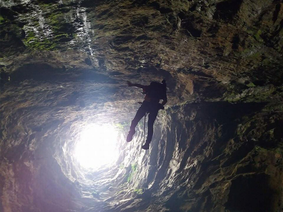 Acampa a 60 metro bajo tierra, haz rappel nocturno, nada un kilómetro por el río subterráneo, camina en la noche de Chonta, Guerrero. 