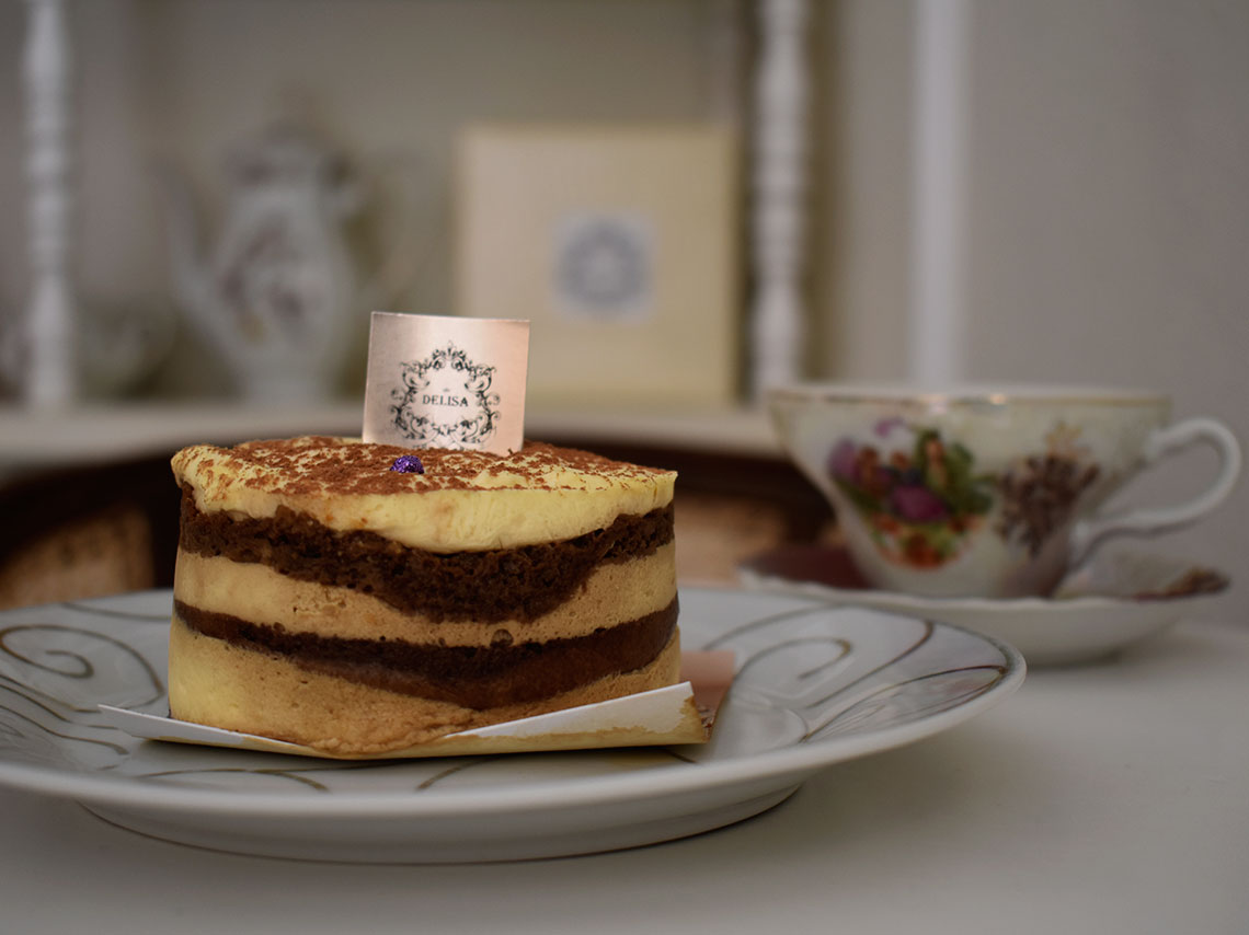 Delisa pastelería, tiene repostería francesa con una decoración antigua del siglo XIX, es una cafetería que se encuentra en la colonia roma.