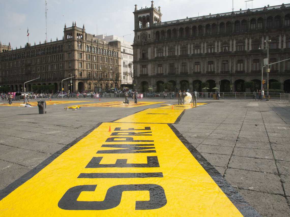 Lawrence Weiner interviene el Zócalo