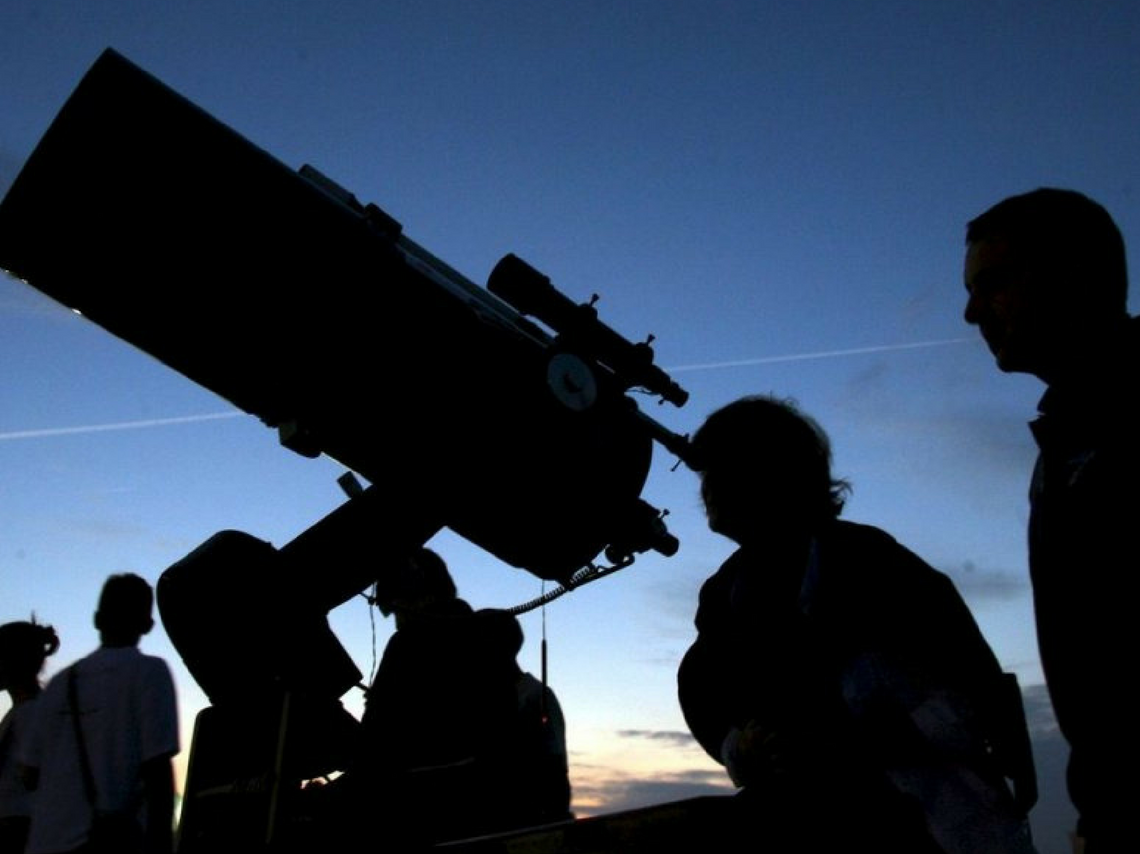 noche de observación lunar en el Universum