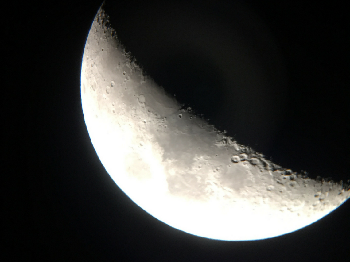 noche-de-observacion-lunar-en-el-universum3