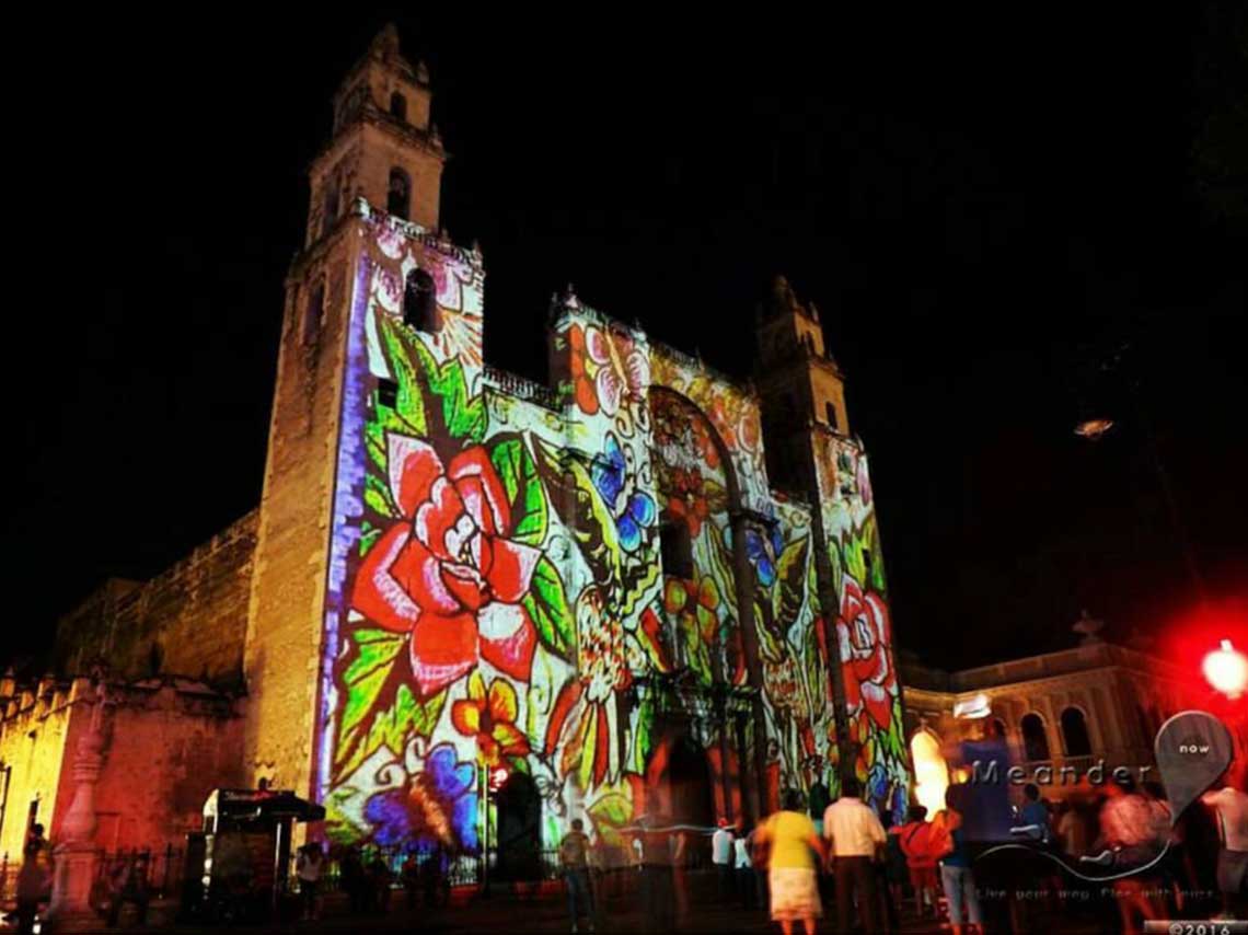 En estas pirámides con show de luces conocerás la historia contada de una forma diferente con video mapping y luces, además hay espectáculos de luces muy cerca de la ciudad. 