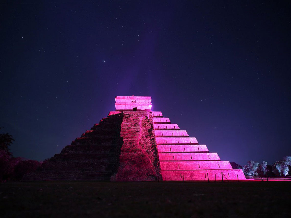 Pirámides con show de luces y festivales en México