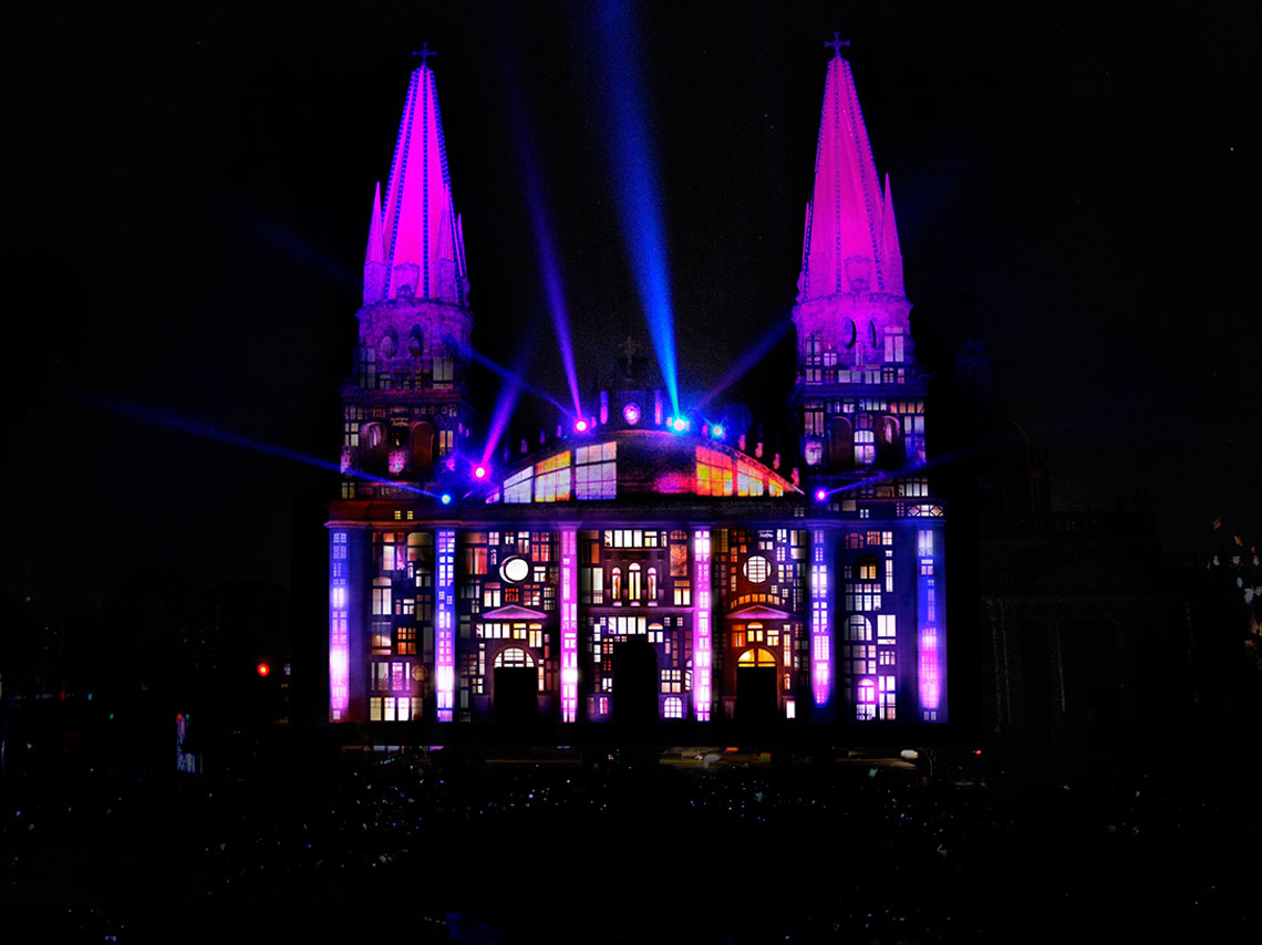 En estas pirámides con show de luces conocerás la historia contada de una forma diferente con video mapping y luces, además hay espectáculos de luces muy cerca de la ciudad. 