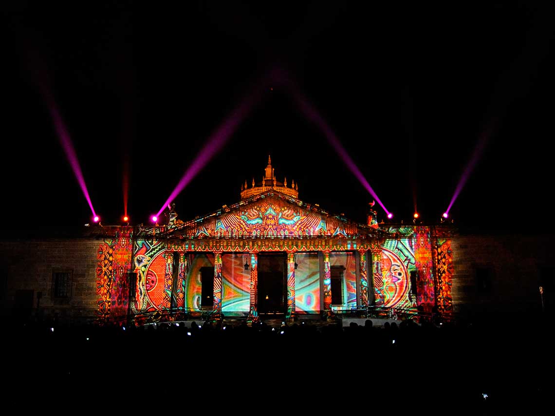 En estas pirámides con show de luces conocerás la historia contada de una forma diferente con video mapping y luces, además hay espectáculos de luces muy cerca de la ciudad. 