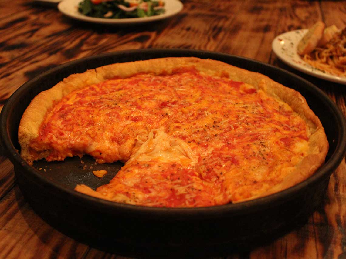 Pizza Gino’s East estilo Chicago en México ¡es la original!
