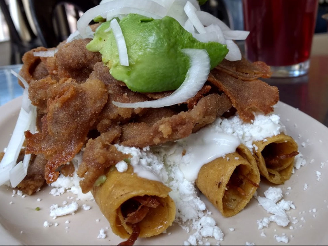 Aerotortas: flautas de 18 cm con capa de milanesa, costillas o pierna encima más quesillo derretido