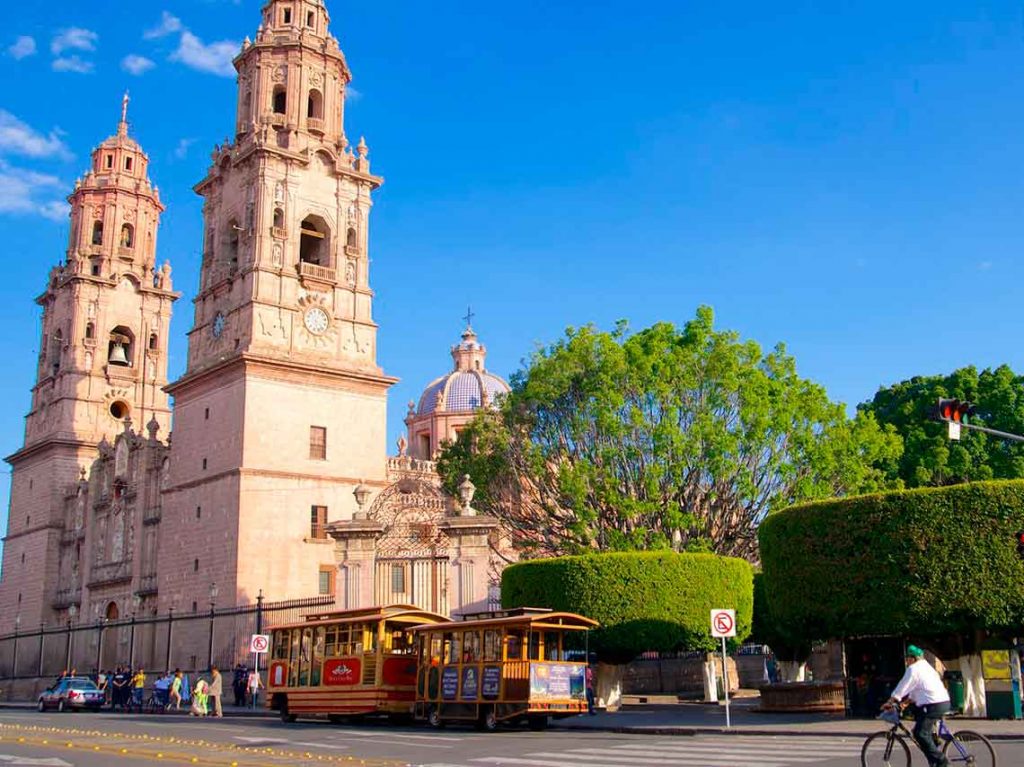 Puedes visitar y caminar en las calles de Guanajuato buscando los mejores zapatos