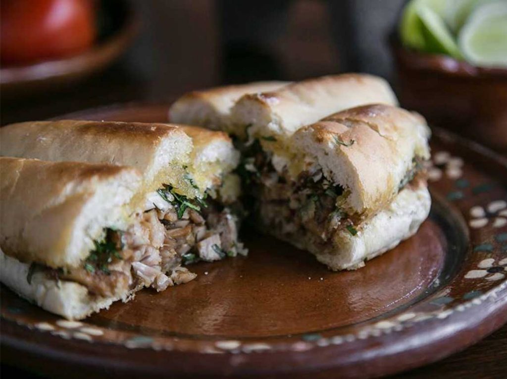 Top de comida callejera: Tacos de hamburguesa y tortas de chile relleno