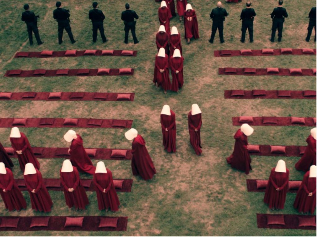 Razones por las que deberías estar viendo “The Handmaid’s Tale”
