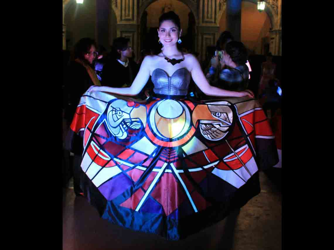pasarela-nocturna-en-el-palacio-de-mineria-unam-01