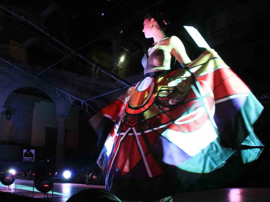 Pasarela de Moda: inspiración muralista en la UNAM ¡Entrada libre!