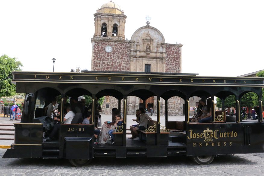 Pueblo Mágico de Tequila, Jalisco. El lugar en donde es un obligado tomarse un caballito de tequila en tu visita, pues de este municipio es el elixir derivado del agave azul.   